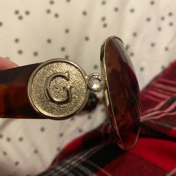 GUESS UVA/UVB Protected Sunglasses - Picture 5 of 6